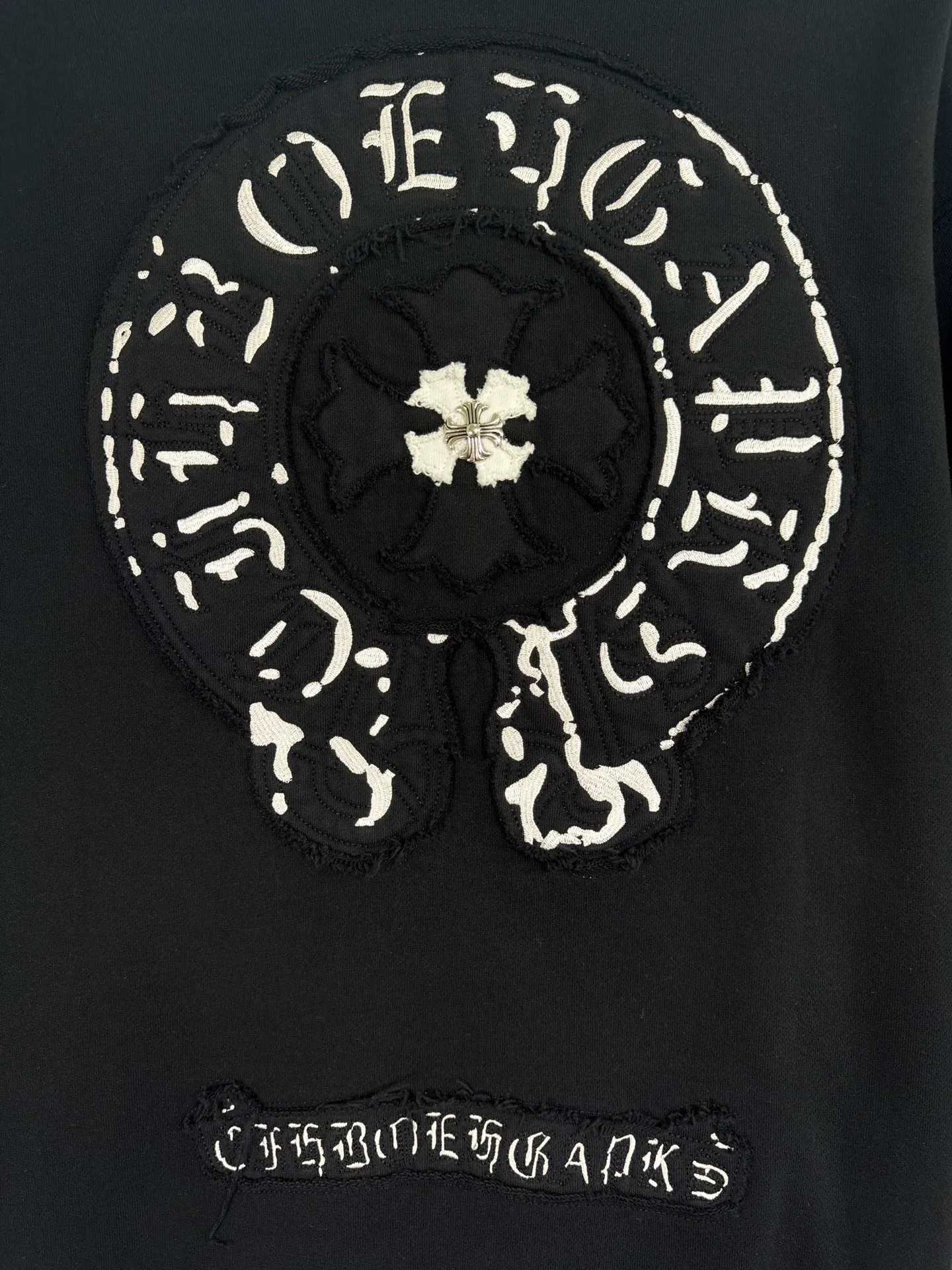 P260 top version, real shot without P, ​​different from market currency) 𝗖𝗵𝗿𝗼𝗺𝗲 𝗛𝗲𝗮𝗿𝘁𝘀/Cro Heart 2025 washed patch embroidery autumn and winter new original single counter American laser burnt 3D three-dimensional color embroidered couple casual sweatshirt 👑The highest version! Customized fabric 420g tripe terry fabric! American acid-washed and distressed original fabric laser burnt ✟appliqué embroidery and exquisite embroidery of letters! The best-selling model in the counter, very comfortable to wear. Accessories: original molded and authenticated collar label➕100% silk wash label. Genuine purchase-grade original hangtag➕matching hanging rope➕3D hanging beads➕original packaging bag. Craftsmanship: The original version has consistent wiring! The highest version of the armhole matching technique! Color: White Black Size: S M L XL Style No.: 25-303